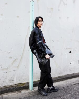 Shuntaro Yanagi Instagram - JIMMY CHOO「DIAMOND MAXI」
ソフトなナッパレザーの履き心地がとてもよくてモダンな厚底がクールでした！

シンプルなデザインながらオールブラックのコーデでも存在感のある1足です！

@jimmychoo
#PR
#JimmyChoo 
#DiamondMaxi