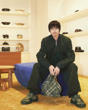 Shuntaro Yanagi Instagram - @burberry六本木ヒルズ店が12月1日(金)にリニューアルオープンとのことでひと足先にお邪魔してきました！

#PR
#Burberry
#栁俊太郎
#柳俊太郎
#shuntaroyanagi