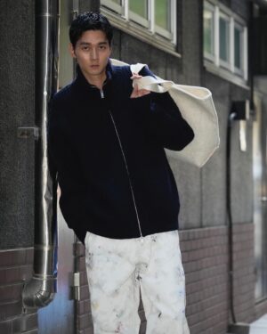 Shuntaro Yanagi Instagram - EMPORIO ARMANI

環境に優しいリサイクル素材やオーガニック素材を用いた、サステナブルコレクション

上品だけど遊び心のある感じがすごく好きでした！

#PR
@emporioarmani
#EmporioArmani
#EAsustainable
#PR
#栁俊太郎
#柳俊太郎
#shuntaroyanagi