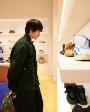 Shuntaro Yanagi Instagram - @burberry六本木ヒルズ店が12月1日(金)にリニューアルオープンとのことでひと足先にお邪魔してきました！

#PR
#Burberry
#栁俊太郎
#柳俊太郎
#shuntaroyanagi