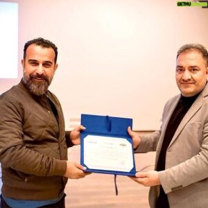 Shwan Attoof Instagram - بۆماوەی سێ ڕۆژ ، لەبەشی سینەما- کۆلێژی هونەرەجوانەکان- زانکۆی سلێمانی - ۆرک شۆپێکمان لەگەڵ ئەم خوێندکارە بەهرەمەندو ئازیزانە بۆ نواندنی سینەمایی ئەنجام دا .
من لەلایەن خۆمەوە بێ بەرامبەر هەمیشە پاڵپشتی ئەم بەشە گرنگەئەکادیمەیە ئەکەم .
بەڵام لێرەوە ئەشمەوێ ئەوە بڵێم : ناکرێ حکومەت و وەزارەتی خوێندنی باڵا ئەم بەشە گرنگەو کۆلێژی هونەر ئاوا بێ بوجە فەرامۆش بکات.
سوپاس بۆ سەرۆکی بەش د.دڵشادی بەڕێز و مامۆستای یاسین ئافتاو ، هیوای سەرکەوتن لە کارەکانتان