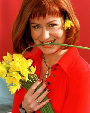 Siân Lloyd Instagram - Dydd Gŵyl Dewi Hapus - Happy St David’s Day! 🌼🏴󠁧󠁢󠁷󠁬󠁳󠁿❤️ #red #redhair #daffodil #patron #saint #wales #march #first
