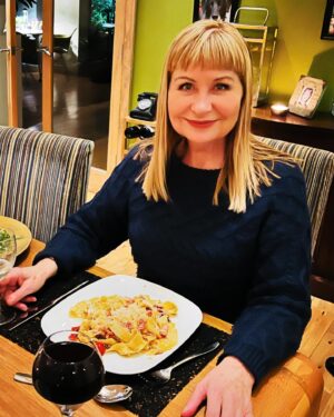Siân Lloyd Instagram - Getting into the St David’s hwyl with a bowl of pasta and leek & bacon sauce. Blasus! And thanks for the sustenence @stifyn1 ❤️ #pasta #delish #sauce #parmesan #leek #stdavidsday #dyddgwyldewi
