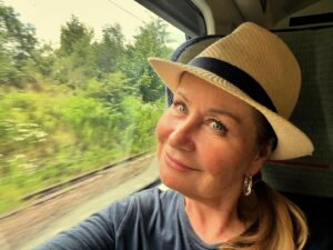 Siân Lloyd Instagram - Two days. Two hats. Two travel ways 🏴󠁧󠁢󠁳󠁣󠁴󠁿 #ferry #mull #train #glasgow #scotland
