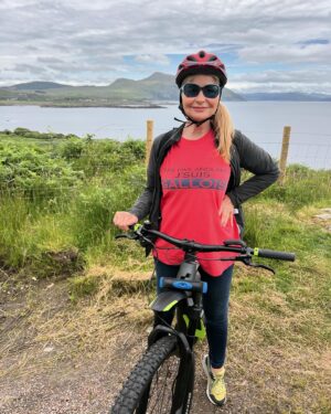 Siân Lloyd Instagram - First time on an electric bike and I loved it! 🚴‍♀️ 🏴󠁧󠁢󠁳󠁣󠁴󠁿 #highlands #scotland #electric #bike #helmet