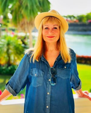 Siân Lloyd Instagram - Happy new week from sunny Barbados! 🇧🇧 🥰 #carribean #sunshine #bluesky #hat #spf #monday #barbados #westcoast
