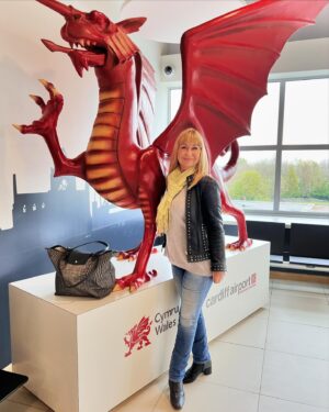 Siân Lloyd Instagram - I do like flying from @cardiff_airportcwl ❤️ Easy parking, lovely staff and so so convenient. Just hope they start offering us more destinations 🤞C’mon Caerdydd! ✈️ 🏴󠁧󠁢󠁷󠁬󠁳󠁿 #local #airport #travel #easy #airplane #dragon #parking #car #vocalforlocal #cymru #wales #cardiff #caerdydd