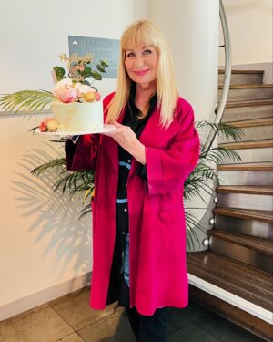 Siân Lloyd Instagram - Loved spending my birthday  with my @tenovuscancer family 💙 Such a relaxed and happy fundraiser @machynysclwbgolff And just look at that gorgeous cake they gave me 😋