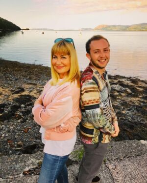 Siân Lloyd Instagram - Happy birthday to my wonderful godson @_morgan.thomas 🎂🍾30 yn barod - sut?! 🤷‍♀️ #birthday #boy #happybirthday #celebration #godson #ynysmôn #anglesey #sunset