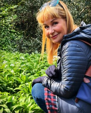 Siân Lloyd Instagram - A short but sweet burst of Sunday sunshine whilst picking wild garlic in the woods. Happy Sunday! 🧄🌱 #garlic #wild #woods #sunday #foraging