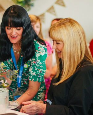 Siân Lloyd Instagram - Loved spending my birthday  with my @tenovuscancer family 💙 Such a relaxed and happy fundraiser @machynysclwbgolff And just look at that gorgeous cake they gave me 😋