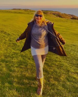 Siân Lloyd Instagram - Happy new week, gyfeillion! ❤️#monday #mondaymood #walking #coast #gower #wales #freshair #outdoors #happyplace #gŵyr