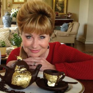 Siân Lloyd Instagram - Happy Easter weekend 🐣 Pasg hapus 🍫 #easter #chocolate #teapot #cup #chocolatier #skills #delicious #gold #leaf #hairup