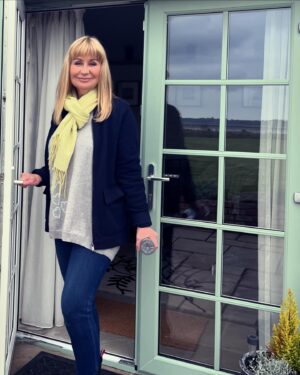 Siân Lloyd Instagram - Off for a walk on Strangford Lough. Hoping for a view of the Mournes 💚 #ards #peninsula #irish #sea #islands #mountains #water #views #sea #lough