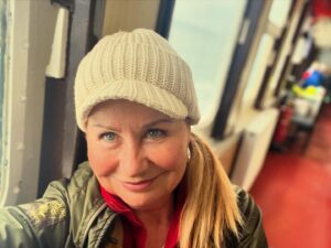 Siân Lloyd Instagram - Two days. Two hats. Two travel ways 🏴󠁧󠁢󠁳󠁣󠁴󠁿 #ferry #mull #train #glasgow #scotland