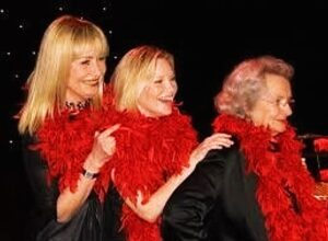 Siân Lloyd Instagram - Happy World Theatre Day! Loved doing this with the Gavin & Stacey girls @thecentre_yganolfan ❤️ #theatre #live #performance #actor #feather #boa #vaginamonolouges #margaretjohn #gavinandstacey