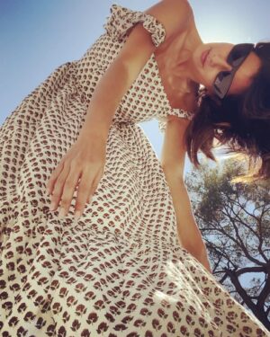 Sibylla Deen Instagram - Thank you @daughtersofindia and @brittovereem for the most beautiful summer dress 🌴🌼