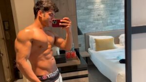 Siddharth Sharma Instagram - Eat clean, stay lean 🥦🥬#vitruvianman ✨