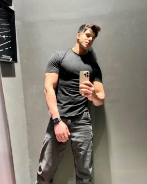 Siddharth Sharma Instagram - Stay 🖤