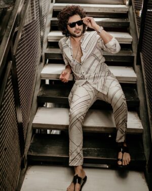 Sidhu Jonnalagadda Instagram - wearing sunglasses in the sun makes u tan !

In @sonofanoble.snob 
Stylist @neeraja.kona 
Pics @adrin_sequeira