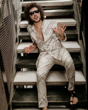 Sidhu Jonnalagadda Instagram - wearing sunglasses in the sun makes u tan !

In @sonofanoble.snob 
Stylist @neeraja.kona 
Pics @adrin_sequeira