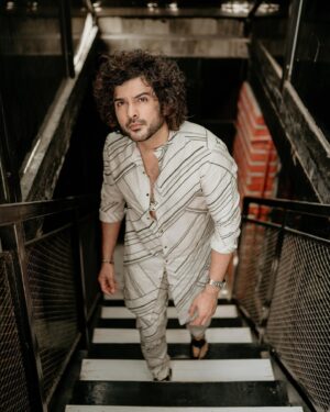 Sidhu Jonnalagadda Instagram - wearing sunglasses in the sun makes u tan !

In @sonofanoble.snob 
Stylist @neeraja.kona 
Pics @adrin_sequeira