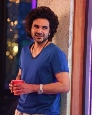 Sidhu Jonnalagadda Instagram - Is half smile officially a thing ? 
#tillusquare
#ticketehkonakunda