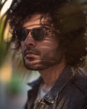 Sidhu Jonnalagadda Instagram - Honey Don’t sing ! 

In @levis_in & @burberry 
Styled by @neeraja.kona 
Asst by Krishna
Pics by @adrin_sequeira