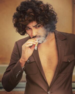 Sidhu Jonnalagadda Instagram - #djtillu throwing attitude after the trailer hit 4.2 million in 24 hours , bugger doesn’t even smoke cigars ! 
@sitharaentertainments @vimalkrishhna

Top to toe in  @raamzofficial at @westinhyderabad 
Styled by @prashantiramesh 
Clicked by @shareefnandyala 
@anilandbhanu