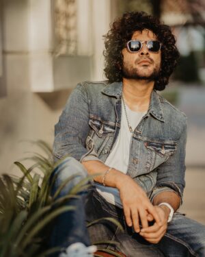 Sidhu Jonnalagadda Instagram - Honey Don’t sing ! 

In @levis_in & @burberry 
Styled by @neeraja.kona 
Asst by Krishna
Pics by @adrin_sequeira