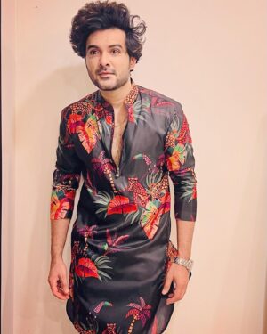 Sidhu Jonnalagadda Instagram - Autumn leaf ! 

Styled by @shilpika.km 
Outfit @sanjanareddy.designs