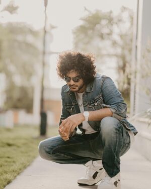 Sidhu Jonnalagadda Instagram - Honey Don’t sing ! 

In @levis_in & @burberry 
Styled by @neeraja.kona 
Asst by Krishna
Pics by @adrin_sequeira