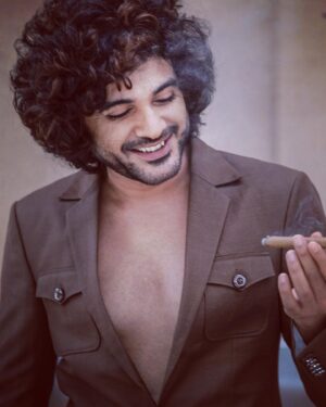 Sidhu Jonnalagadda Instagram - #djtillu throwing attitude after the trailer hit 4.2 million in 24 hours , bugger doesn’t even smoke cigars ! 
@sitharaentertainments @vimalkrishhna

Top to toe in  @raamzofficial at @westinhyderabad 
Styled by @prashantiramesh 
Clicked by @shareefnandyala 
@anilandbhanu