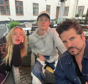 Sigge Eklund Instagram - Vi längtar tills ni ska få se ”En del av dig”. @mjhamilton @turtlesafari @edvinrydings @zaralarsson @alvabratt @mustafaalmash @emilhedayat @oliviaaessen @nikkikicken @idaengvoll @1maxc @netflixnordic @sfstudios.se #apartofyou #endelavdig