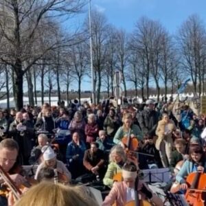 Sigrid ten Napel Instagram - Tijdens de demonstratie op de A12 speelden afgelopen zaterdag zo’n zestig musici het tweede deel uit de zevende symfonie van Beethoven. “De natuur is een grote inspiratiebron voor componisten. Alles vind je erin terug; harmonie, dissonanten, ritme en vorm. Wij zijn systematisch bezig deze balans te verstoren. Dat moet stoppen. We moeten weer gaan luisteren,” aldus violist Vera Beths.

Zaterdag demonstreerden wij tegen de 17,5 miljard fossiele subsidies. Dat is 48 miljoen euro per dag. Wij eisen een directe stop van de verstrekking van fossiele subsidies. De aarde warmt te snel op. De regering doet te weinig om ervoor te zorgen dat we binnen de nagestreefde anderhalve graad opwarming blijven. Dat is onrechtvaardig naar alles wat leeft. 

We stevenen af op een catastrofe als er niet snel iets verandert. Overstromingen, droogte,ontbossing, mislukte oogsten, uitstervende diersoorten. Een onleefbare planeet. Vooral armere delen van de wereld dreigen de dupe te worden van nalatig klimaatbeleid. Er moet iets gebeuren. We staan hier omdat de tijd dringt. We staan hier om een stem te geven aan het leven.

De stem die wij zaterdag lieten horen is die van de muziek. Wij spelen met een orkest waarin ieder geluid telt. Dit is hoe democratie eruit ziet. Wij zijn bezorgde burgers, wij willen worden gehoord. Maar meer nog staat de muziek voor schoonheid. Schoonheid die met het huidige klimaatbeleid in rap tempo verloren gaat. 

Dat is een probleem van ons allemaal. Wat verloren gaat komt nooit meer terug. Laat het zover niet komen. Het doet ertoe.