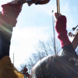 Sigrid ten Napel Instagram - Tijdens de demonstratie op de A12 speelden afgelopen zaterdag zo’n zestig musici het tweede deel uit de zevende symfonie van Beethoven. “De natuur is een grote inspiratiebron voor componisten. Alles vind je erin terug; harmonie, dissonanten, ritme en vorm. Wij zijn systematisch bezig deze balans te verstoren. Dat moet stoppen. We moeten weer gaan luisteren,” aldus violist Vera Beths.

Zaterdag demonstreerden wij tegen de 17,5 miljard fossiele subsidies. Dat is 48 miljoen euro per dag. Wij eisen een directe stop van de verstrekking van fossiele subsidies. De aarde warmt te snel op. De regering doet te weinig om ervoor te zorgen dat we binnen de nagestreefde anderhalve graad opwarming blijven. Dat is onrechtvaardig naar alles wat leeft. 

We stevenen af op een catastrofe als er niet snel iets verandert. Overstromingen, droogte,ontbossing, mislukte oogsten, uitstervende diersoorten. Een onleefbare planeet. Vooral armere delen van de wereld dreigen de dupe te worden van nalatig klimaatbeleid. Er moet iets gebeuren. We staan hier omdat de tijd dringt. We staan hier om een stem te geven aan het leven.

De stem die wij zaterdag lieten horen is die van de muziek. Wij spelen met een orkest waarin ieder geluid telt. Dit is hoe democratie eruit ziet. Wij zijn bezorgde burgers, wij willen worden gehoord. Maar meer nog staat de muziek voor schoonheid. Schoonheid die met het huidige klimaatbeleid in rap tempo verloren gaat. 

Dat is een probleem van ons allemaal. Wat verloren gaat komt nooit meer terug. Laat het zover niet komen. Het doet ertoe.