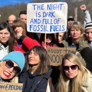 Sigrid ten Napel Instagram - Tijdens de demonstratie op de A12 speelden afgelopen zaterdag zo’n zestig musici het tweede deel uit de zevende symfonie van Beethoven. “De natuur is een grote inspiratiebron voor componisten. Alles vind je erin terug; harmonie, dissonanten, ritme en vorm. Wij zijn systematisch bezig deze balans te verstoren. Dat moet stoppen. We moeten weer gaan luisteren,” aldus violist Vera Beths.

Zaterdag demonstreerden wij tegen de 17,5 miljard fossiele subsidies. Dat is 48 miljoen euro per dag. Wij eisen een directe stop van de verstrekking van fossiele subsidies. De aarde warmt te snel op. De regering doet te weinig om ervoor te zorgen dat we binnen de nagestreefde anderhalve graad opwarming blijven. Dat is onrechtvaardig naar alles wat leeft. 

We stevenen af op een catastrofe als er niet snel iets verandert. Overstromingen, droogte,ontbossing, mislukte oogsten, uitstervende diersoorten. Een onleefbare planeet. Vooral armere delen van de wereld dreigen de dupe te worden van nalatig klimaatbeleid. Er moet iets gebeuren. We staan hier omdat de tijd dringt. We staan hier om een stem te geven aan het leven.

De stem die wij zaterdag lieten horen is die van de muziek. Wij spelen met een orkest waarin ieder geluid telt. Dit is hoe democratie eruit ziet. Wij zijn bezorgde burgers, wij willen worden gehoord. Maar meer nog staat de muziek voor schoonheid. Schoonheid die met het huidige klimaatbeleid in rap tempo verloren gaat. 

Dat is een probleem van ons allemaal. Wat verloren gaat komt nooit meer terug. Laat het zover niet komen. Het doet ertoe.