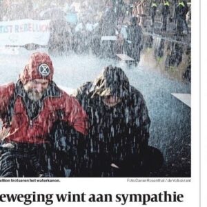 Sigrid ten Napel Instagram - Tijdens de demonstratie op de A12 speelden afgelopen zaterdag zo’n zestig musici het tweede deel uit de zevende symfonie van Beethoven. “De natuur is een grote inspiratiebron voor componisten. Alles vind je erin terug; harmonie, dissonanten, ritme en vorm. Wij zijn systematisch bezig deze balans te verstoren. Dat moet stoppen. We moeten weer gaan luisteren,” aldus violist Vera Beths.

Zaterdag demonstreerden wij tegen de 17,5 miljard fossiele subsidies. Dat is 48 miljoen euro per dag. Wij eisen een directe stop van de verstrekking van fossiele subsidies. De aarde warmt te snel op. De regering doet te weinig om ervoor te zorgen dat we binnen de nagestreefde anderhalve graad opwarming blijven. Dat is onrechtvaardig naar alles wat leeft. 

We stevenen af op een catastrofe als er niet snel iets verandert. Overstromingen, droogte,ontbossing, mislukte oogsten, uitstervende diersoorten. Een onleefbare planeet. Vooral armere delen van de wereld dreigen de dupe te worden van nalatig klimaatbeleid. Er moet iets gebeuren. We staan hier omdat de tijd dringt. We staan hier om een stem te geven aan het leven.

De stem die wij zaterdag lieten horen is die van de muziek. Wij spelen met een orkest waarin ieder geluid telt. Dit is hoe democratie eruit ziet. Wij zijn bezorgde burgers, wij willen worden gehoord. Maar meer nog staat de muziek voor schoonheid. Schoonheid die met het huidige klimaatbeleid in rap tempo verloren gaat. 

Dat is een probleem van ons allemaal. Wat verloren gaat komt nooit meer terug. Laat het zover niet komen. Het doet ertoe.