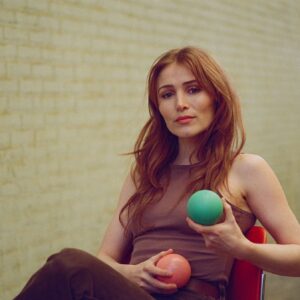 Sigrid ten Napel Instagram - Over te veel of te weinig tongen, kattenkwaad, verstoppen en activisme, over eetbuien, Ayahuasca, seksualiteit en grensoverschrijdend gedrag, over liefde en overwinnen. Een zoveel mogelijk navolgbaar verhaal in een beperkt aantal woorden over niet altijd logische processen van jaren. Ofwel een interview. (Het geheel is te lezen via de link in m’n bio. Geschreven door @larsdellemann foto’s van @tengbehkamara voor @brandpuntplus )