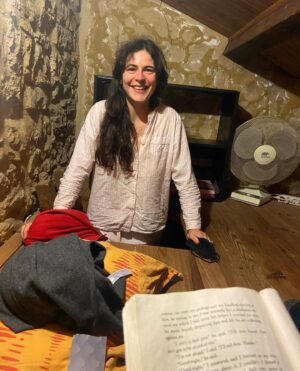 Sigrid ten Napel Instagram - Hé Bel,

Weet je nog die keer in Frankrijk? 

Dat we chips aten met tranen, maar ook zonder, en huilden zonder chips.
Toen we, nadat we de ‘kaars van de dag’ op 3,2,1, of was het nou op 1,2,3, samen uitbliezen, sliepen met kruiken.
We kruiden plukten, salie, rozemarijn, thijm (en een prei..).
We roosterden op vuur. ‘Robuust’ kookten, omdat we op ‘rustiek’ maar niet kwamen.

Bananen vind je goor, maar als ik het bruine afsnijd bak jij de pannenkoeken. 
Jij nam tradities mee van thuis (begin-van-de-wandeling-foto, eind-van-de-wandeling-foto), en ik bracht je thee op mijn manier. 
We puzzelden, schilderden niet, keken ons koudwatervrees onbevreesd maar met een gil in de ogen en doken, we lazen, veel, lachten meer, zo veel meer, hadden het over onze namen en of die passen, over vroeger, de liefde, de toekomst, verandering, hoop en wil. 
Kochten eten op de markt, hielden een modeshow. Renden met Negra, kogel stootten met stenen, en werden omringd door wilde zwijnen al konden we ze niet zien.

En weet je nog, de dingen die we niet deden maar gebeurden; het versnellen van onze pas wanneer de heuvel naar beneden glooide, het opkijken van de bladzijde, staren in het vuur. Elkaar terug vinden op het veld, de lucht die van kleur verandert en ‘s nachts slapend in bed per ongeluk even elkaars hand vastpakken.

‘O nee, o nee’, met diezelfde hand voor je mond, je had het huis de laatste avond als verrassing willen verlichten met waxinelichtjes maar was het vergeten. Ik vloog springend van blijdschap in je armen. Omdat ik het idee misschien wel meer lief heb dan de uitvoering. De poging, daarin laten we onszelf zien, de uitkomst doet er niet toe. Daarna verzonnen we in bed een gedicht over de afgelopen twee weken. 

Hoewel de kunst van het leven vele vormen kent, die veelvormigheid mooi is en daarbij, een kunst op zich, hebben we elkaar met de vallei aan ons voeten meer dan eens verwonderd aangekeken en lachend gedacht ‘maar dit is het’; Le Sauvan, en haar trage tred vol levensenergie. 

Laten we terug gaan. Of. Laten we het pogen. 

Liefs, I love you