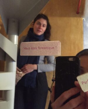 Sigrid ten Napel Instagram - Hé Bel,

Weet je nog die keer in Frankrijk? 

Dat we chips aten met tranen, maar ook zonder, en huilden zonder chips.
Toen we, nadat we de ‘kaars van de dag’ op 3,2,1, of was het nou op 1,2,3, samen uitbliezen, sliepen met kruiken.
We kruiden plukten, salie, rozemarijn, thijm (en een prei..).
We roosterden op vuur. ‘Robuust’ kookten, omdat we op ‘rustiek’ maar niet kwamen.

Bananen vind je goor, maar als ik het bruine afsnijd bak jij de pannenkoeken. 
Jij nam tradities mee van thuis (begin-van-de-wandeling-foto, eind-van-de-wandeling-foto), en ik bracht je thee op mijn manier. 
We puzzelden, schilderden niet, keken ons koudwatervrees onbevreesd maar met een gil in de ogen en doken, we lazen, veel, lachten meer, zo veel meer, hadden het over onze namen en of die passen, over vroeger, de liefde, de toekomst, verandering, hoop en wil. 
Kochten eten op de markt, hielden een modeshow. Renden met Negra, kogel stootten met stenen, en werden omringd door wilde zwijnen al konden we ze niet zien.

En weet je nog, de dingen die we niet deden maar gebeurden; het versnellen van onze pas wanneer de heuvel naar beneden glooide, het opkijken van de bladzijde, staren in het vuur. Elkaar terug vinden op het veld, de lucht die van kleur verandert en ‘s nachts slapend in bed per ongeluk even elkaars hand vastpakken.

‘O nee, o nee’, met diezelfde hand voor je mond, je had het huis de laatste avond als verrassing willen verlichten met waxinelichtjes maar was het vergeten. Ik vloog springend van blijdschap in je armen. Omdat ik het idee misschien wel meer lief heb dan de uitvoering. De poging, daarin laten we onszelf zien, de uitkomst doet er niet toe. Daarna verzonnen we in bed een gedicht over de afgelopen twee weken. 

Hoewel de kunst van het leven vele vormen kent, die veelvormigheid mooi is en daarbij, een kunst op zich, hebben we elkaar met de vallei aan ons voeten meer dan eens verwonderd aangekeken en lachend gedacht ‘maar dit is het’; Le Sauvan, en haar trage tred vol levensenergie. 

Laten we terug gaan. Of. Laten we het pogen. 

Liefs, I love you