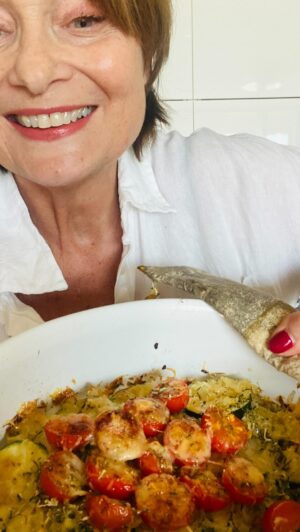Sikke Sumari Instagram - ZUCCHINE E POMODORINI GRATINATI 🥒
Eli kesäkurpitsaa ja tomaattia gratinoituna! 🍑
Vatsani ja minä (sekä aika monet italialaiset) nautimme kasviksista mieluiten kypsinä. Raaoista saan vatsanväänteitä ja tottahan on, että vasta kypsennys tuo kasvisten maut parhaiten esiin.

✨Yksi kätevä tapa kypsentää kasviksia on gratinoida ne uunissa ihanan parmesaanihunnun alla, kuten tässä italialaisessa reseptissä tehdään.
Jos nyt ei nappaa, niin ota talteen siihen saakka, kunnes puutarhasi tuottaa liikaa kesäkurpitsoja.😉

NÄITÄ TARVITSET
Pari rkl hyvää oliiviöljyä
1 iso salottisipuli silputtuna tai ohuesti siivutettuna🧅
1-2 kesäkurpitsaa puolen sentin siivuina (kuvissa yksi)🥒
5-6 kirsikkatomaatteja puolitettuina🍅
1 rkl tuoreita tai kuivattuja timjaminlehtiä🍃
3/4 dl raastettua parmesaania🧀
🧂Suolaa

TEE NÄIN
Lorauta oliiviöljy pannun pohjalla ja lisää siihen sipulit ja 2 ruokalusikallista vettä.
Anna kypsyä kannen alla noin viisi minuuttia. Ripauta hiukan suolaa sekaan.
Levitä oliiviöljyä uunivuoan pohjalle ja lado kesäkurpitsasiivut vuokaan kuvan tavalla.
Lisää kuullotetut sipulit kesäkurpitsasiivujen päälle.
Aseta tomaattien puolikkaat kesäkurpisasiivujen ja sipulin päälle ja ripottele pinnalle hiukan suolaa ja timjaminlehdet.
Viimeistele juustoraasteella ja lorauksella oliiviöljyä.
Kypsennä uunissa 180 asteessa noin puoli tuntia, tai kunnes juusto on sulanut ja saanut kivasti väriä.
🍽️Tarjoa minkä tahansa pääruoan lisukkeena tai sellaisenaan – hyvää sekä lämpimänä että kylmänä.

#italia #resepti #ohje #zucchini #kesäkurpitsa #tomaatti #sikenkeittiöstä #parmesaani #juusto #uuniruoka #päivällinen #lounas #kasvisruoka #ruoka #sikenkeittiöstä