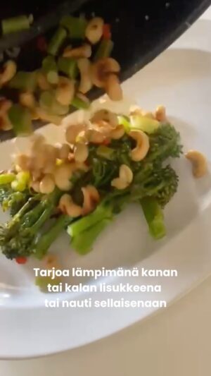 Sikke Sumari Instagram - 🥦Rakastan broccoliinia ja söisin sitä mielelläni useamminkin, mutta vaikka se on hyvää ihan keitettynä voisulan, tai oliiviöljyn ja sitruunan kera, tekee mieli aina välillä vaihtaa mausteita ja tekotapaa.
Tässä yksi kiva vaihtoehto.
 
Broccoliinia ja cashew pähkinöitä
 
1 pakkaus broccoliinia
1 kourallinen cashew pähkinöitä
2-3 rkl hyvää oliiviöljyä
½ -1 punainen chili siemenet poistettuina ja pilkottuna
1-2 valkosipulinkynttä silputtuna
Suolaa ja mustapippuria
½ dl kuivaa valkoviiniä
 
🧂Kiehauta broccoliineja suolatussa vedessä muutama minuutti ja valuta ne huolellisesti. Ota mukaan myös broccoliinien varret pilkottuina.
 
Paahda pähkinöitä kuivalla, kuumalla pannulla, kunnes saavat kivasti väriä pintaan.
 
Lorota pannulle oliiviöljy ja lisää silputtu chili ja valkosipuli. Ripota sekaan ripaus suolaa ja myllystä mustapippuria.
 
Lisää broccoliinit ja hetken kuluttua tilkka valkoviiniä tai sen puutteessa vettä ja sitruunamehua.
 
Anna nesteen haihtua.
 
Tarjoa lämpimänä pääruoan lisukkeena.🥦

#broccoliini #parsakaali #resepti #inspiraatio #lisuke #ruokaohje #ohje #reseptiinspiraatio #nopearuoka #lounas