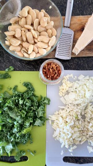 Sikke Sumari Instagram - VALKOISIA PAPUJA, LEHTIKAALIA JA PARMESAANIA

Olen innostunut pavuista! Ihan kaikista pavuista, pienistä ja isoista, ruskeista ja valkoisista ja kikherneistä myös sekä linsseistä. Vihreistä tietysti myös, mutta nyt puhun kuivatuista. Niitä kaikkia käytetään Italiassa paljon, enkä oikein ymmärrä, miksi me suomalaiset ei olla niitä vielä oikein löydetty.

Kaivelin nettiä ja keittokirjojani ja löysin valtavan määrän kiinnostavia papureseptejä, joista yksi on tämän New York Timesin resepti, jonka tein ja jaan teillekin, koska oli ihan hemmetin hyvää!

Liotin isot huuhdellut valkopavut yön yli vedessä, jossa oli kaksi laakerinlehteä, pari oksaa rosmariinia ja pari kynttä valkosipulia. Keitinveteen laitoin uudelleen saman maustesatsin. Mutta voit yhtä hyvin ostaa pavut valmiina purkissa.

Jos haluat lihaa tähän mukaan, niin paista pekonia rapeaksi ja lisää lopuksi lautasille.🥓

NÄITÄ TARVITSET
½ dl oliiviöljyä
1 pieni fenkoli pilkottuna
1 pieni keltasipuli pilkottuna🧅
2 rkl rosmariini- ja/tai timjamisilppua
5 valkosipulinkynttä pienennettyinä🧄
½ tl chili/persilja maustetta tai yksi peperoncino tai jotain muuta hottia makusi mukaan
4-5 kourallista silputtua lehtikaalia🥬
2 purkkia säilöttyjä valkopapuja tai itse liotettuja ja keitettyjä
½ l suolatonta kasvis- tai kanalientä
Hyvä puristus sitruunamehua🍋
3-4 rkl parmesaani- tai pecorinoraastetta🧀
 
TEE NÄIN
Lisää oliiviöljy laakeaan pannuun tai pataan ja kuumenna hetki keskilämmöllä. 

Lisää sitten fenkoli ja sipuli ja kypsennä muutama minuutti ennen kuin lisäät valkosipulit ja chilin.🧄🧅🌶️

🥬Lisää lehtikaalia aina kourallinen kerrallaan samalla sekoitellen.

🫘Lisää pavut ja kasvisliemi ja anna kiehua hiljalleen kymmenisen minuuttia.

Ota keitos liedeltä ja lisää sitruunamehu ja juustoraaste.

Tarjoa grillatun ja oliiviöljyllä silatun juurileivän kera. Eikä lasillinen punkkua olisi lainkaan huono ajatus sekään! 🧀🍷

#sikenkeittiöstä #italiakeittiö #italianfood #whitebeans #beanstew #parmigiano #valkopavut #papumuhennos #lehtikaali #oliiviöljy #parmesaani #fenkoli #fennel