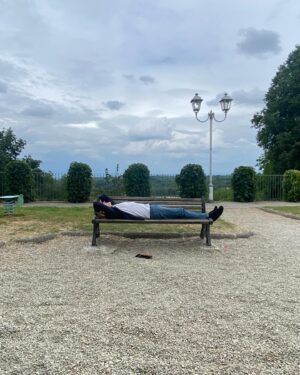 Sikke Sumari Instagram - Herkullinen lounas La Bottega di Canfreossa, Larissa Toscanassa.

Ennsin paikallisia leikkeleitä ja juustoja erinomaisen kirpeän hillokkeen kera.

Sitten paikallista käsintehtyä Famiglia Martellin spaghettia cacio e pepe (ihanan aromikas, murskattu mustapippuri ja paikallinen pecorinojuusto)

Roasbeef ohuenohuina siivuina pelkän erinomaisen oliiviöljyn kera. Olisi saanut olla inasen roseempaa tuo, mutta hyvää oli näinkin.

Jälkkärinä omenakakkua, jossa tuskin lainkaan jauhoja, joten omena ja sitruuna maistuivat ihanasti!
Ja kulhollinen kirsikoita, jotka juuri nyt ovat täällä sesongissa. Niin maukkaita 🍒
Espresso tietysti tämän jälkeen.

Juomana neljäsosa karahvit talon valkoista ja punaista.
Lasku yhteensä 75€.

Ja viimeisessä kuvassa siippa jo kuorsaa onnellisena linnunlaulun säestämänä 🤷🏻‍♀️.

Bella Italia 🇮🇹

@labottegadicanfreo #tuscany #sikenitalia