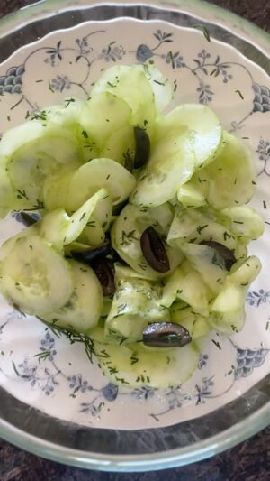 Sikke Sumari Instagram - 🥒🇮🇹Tämä on italialainen versio mummonkurkuista. Olisko ne sitten nonnan kurkut? 🫒Makua antaa tillin lisäksi mustat oliivit, eikä etikkaa käytetä lainkaan, vain loraus sitruunaa – ja oliiviöljyä tietysti.🍋
Tämä sopii mainiosti buffapöytään kevään juhliin sekä kaveriksi grilliruoalle.👌
 
NÄITÄ TARVTSET:
1 iso kotimainen kurkku kuorittuna🥒
2 rkl tilliä silputtuna
1 rkl sitruunamehua🍋
1 rkl hyvää oliiviöljyä
10 mustaa oliivia puolitettuina🫒
Suolaa🧂

Tee näin: 👨‍🍳
🥒Siivuta kurkku ohuiksi siivuiksi mandoliinilla tai juustohöylällä, kumoa siivut lävikköön ja ripottele suolaa sekaan.🧂
Anna suolan toimia puoli tuntia ja huuhdo kurkut sitten kylmällä vedellä, levitä ne keittiöpyyhkeelle ja taputtele kuiviksi.
Siirrä kurkkusiivut salaattikulhoon, lisää tilli, sitruunanmehu ja oliiviöljy ja oliivit.🥗
Suolaa ei luultavasti tarvitse, mutta maista ja päätä sitten.👌

#sikenkeittiössä #nonnankurkut #nonna #kurkku #salaatti #kurkkusalaatti #lisuke #resepti #ohje #lounas #päivällinen #ruoka #ruokapöytään #oliivi #oliivit
