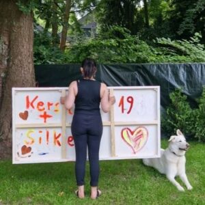 Silke Kayedelen Instagram - Dieses Bild habe ich für meine beste und "ältesre" (wir kennen uns seit über 35 Jahren) gemalt. Dieses Bild hat jetzt ein neues Zuhause bei @kerstinaaslepp ❤️
Ich bin ihr sehr danbar für ihre unendliche Geduld mit ihr und ihre bedingungslose Liebe ❤️

#abstraktesmalen #abstract #silkekayadelen #silke_kayadelen #malen #kunst
