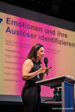 Silke Kayedelen Instagram - Vortrag über Emotionales Essen: Essen ohne Hunger

Am Lipödemtag Rhein-Main in Flörsheim habe ich, Silke Kayadelen, über ein wichtiges Thema gesprochen: Emotionales Essen. Viele Menschen kämpfen mit Übergewicht und scheitern oft an Diäten, weil die emotionalen Gründe für das Essen nicht angesprochen werden.

Bedeutung des Themas

Emotionales Essen bedeutet, dass wir essen, um Emotionen wie Stress oder Langeweile zu bewältigen, nicht weil wir hungrig sind. Dies führt oft zu Übergewicht und gesundheitlichen Problemen.

Die Problematik von Diäten

Viele Diäten scheitern, weil sie nicht die wahren Ursachen des Überessens angehen. Statistiken zeigen, dass der Jo-Jo-Effekt bei den meisten Menschen auftritt, die sich rein auf Diäten verlassen.

Emotionen und ihre Auslöser erkennen

Um dauerhaft abzunehmen, müssen wir die emotionalen Auslöser des Essens erkennen und alternative Bewältigungsstrategien entwickeln.

Ziel des Vortrags

Mein Ziel ist es, Menschen aufzuklären und den Stress zu nehmen, immer ein Versager zu sein, wenn eine Diät scheitert. Nur durch das Angehen der emotionalen Gründe für das Essen kann man langfristig erfolgreich abnehmen.

Bei Interesse melden Sie sich bitte unter info@silke-kayadelen.de

Fotos @maren.fotowelt

#EmotionalesEssen #SilkeKayadelen #Lipödemtag #Gesundheit
#Lipödem