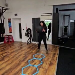 Silke Kayedelen Instagram - "Warum funktionales Training im Sport so wichtig ist 💪🏃‍♂️"
 In der Welt des Sports geht es nicht nur um Kraft oder Ausdauer, sondern auch um Beweglichkeit, Schnelligkeit, Koordination, Schnellkraft und Balance.

 Funktionales Training kombiniert all diese Elemente und macht es spielerisch! 🏀🏋️‍♀️ Mit Übungen, die Bälle, Reifen, Liegestütze und Sprünge etc. integrieren, trainieren wir nicht nur isolierte Muskeln, sondern stärken auch den Körper als Ganzes. Also lasst uns ab und zu aus der Komfortzone heraustreten und unsere Fähigkeiten auf neue Weise herausfordern! 💥 #FunktionalesTraining #Sport #Beweglichkeit #Schnelligkeit #Koordination
#StayFit55
#personaltrainer
#Personaltraining #silke_kayadelen
#silkekayadelen 
#velbert #essen