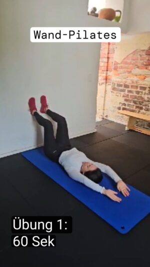 Silke Kayedelen Instagram - Wandpilates: Ein effektives Training für Körper und Geist

Pilates an der Wand ist eine großartige Möglichkeit, die Vorteile von Pilates zu nutzen, während man die Unterstützung und Stabilität einer festen Oberfläche hat. Dieses Training hilft, die Kernmuskulatur zu stärken, die Flexibilität zu verbessern und die Körperhaltung zu korrigieren. Hier sind fünf Übungen, die jeweils eine Minuten dauern und für ein umfassendes Wandpilates-Training sorgen.

Diese Übungen zielen darauf ab, verschiedene Muskelgruppen zu aktivieren und die gesamte Körperstabilität zu verbessern.

Vorteile von Wandpilates

Verbesserte Körperhaltung: Die Wand unterstützt dabei, die richtige Ausrichtung und Haltung zu finden und zu halten. Dies führt zu einer aufrechteren und gesünderen Körperhaltung, was langfristig Rückenproblemen vorbeugen kann.

Gesteigerte Flexibilität: Die Übungen dehnen die Muskulatur und fördern die Beweglichkeit. Dies hilft, die Flexibilität zu verbessern und Verletzungen vorzubeugen, indem der Bewegungsradius der Gelenke erweitert wird.

Kernstabilität: Wandpilates stärkt die Tiefenmuskulatur, die für eine stabile Körpermitte sorgt. Ein starker Kern unterstützt den gesamten Körper und verbessert die allgemeine Fitness und Haltung.

Rückenfreundlich: Die Übungen entlasten den Rücken und können Rückenschmerzen vorbeugen oder lindern. Durch die gezielte Stärkung der Rückenmuskulatur wird die Wirbelsäule unterstützt und die Belastung auf den unteren Rücken reduziert.

Einfach und effektiv: Mit minimalem Equipment und wenig Platzbedarf ist Wandpilates ideal für Zuhause. Die Übungen sind leicht zu erlernen und können in jeder Umgebung durchgeführt werden, was sie zu einer flexiblen und zugänglichen Trainingsoption macht.

Integrieren  Wandpilates in Deine regelmäßige Trainingsroutine, um von diesen Vorteilen zu profitieren und Deine Fitness zu verbessern.

Ich gebe Pilateskurse montags und dienstags in der Gesundheitsschmiede e.V. in Velbert 

#Wandpilates #PilatesTraining #Körperhaltung #Flexibilität #Kernstabilität #Rückenfreundlich #FitnessZuhause #EinfachUndEffektiv #GesunderRücken #FitnessRoutine #silkekayadelen 
#silke_kayadelen